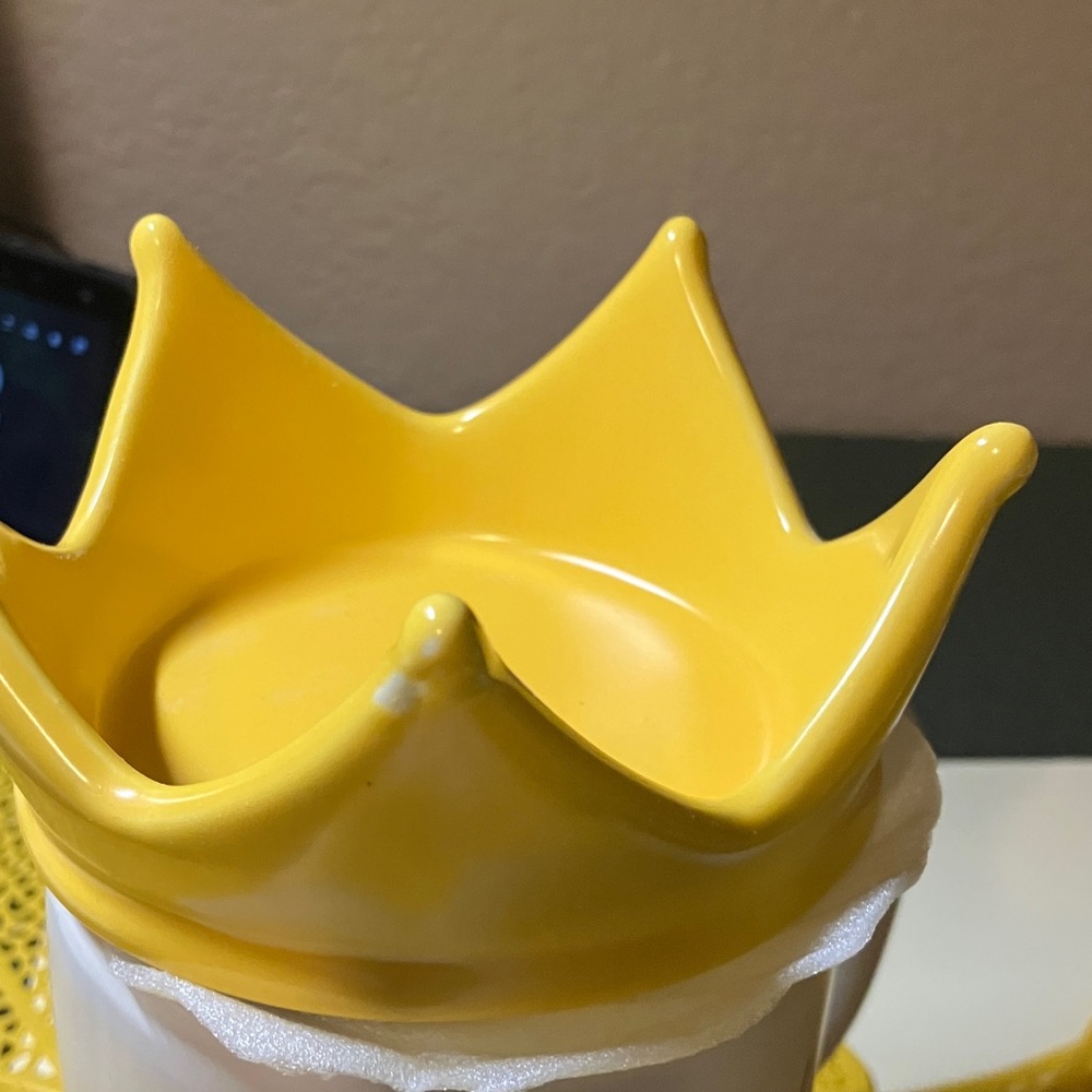 Bee decor . I used only for decor. Rae Dunn mug. Rae Dun honey pot. Other items - Picture 4 of 13